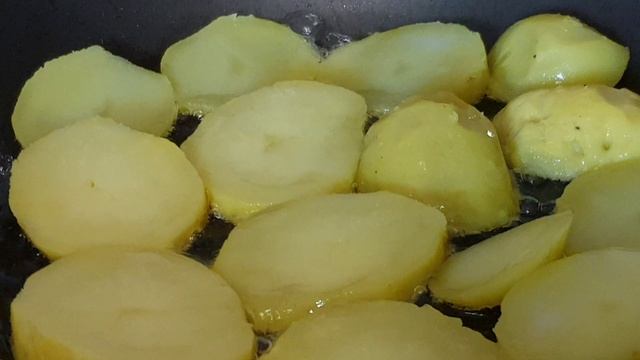 Вареная картошка обжаренная на сковороде.