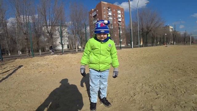 ?UNLIM на качеле / хорошо погуляли под теплым мартовским солнышком ☀️/попинали мяч ⚽️ смотреть онлайн