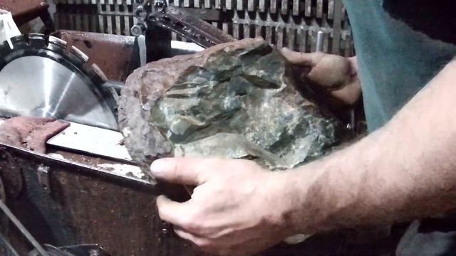 Распиливаю зеленую ЯШМУ смотреть онлайн