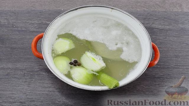 Суп с куриным филе, вермишелью и зелёным горошком