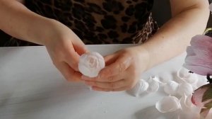 Бутон пиона из гофрированной бумаги.