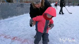 Учим ребёнка кататься на коньках! Активный отдых всей семьёй. Вероничка 3года3месяца.