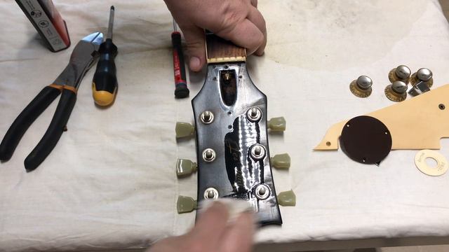 Gibson Les Paul 1972: From Grime to Shine with a Deep Cleaning Makeover смотреть онлайн