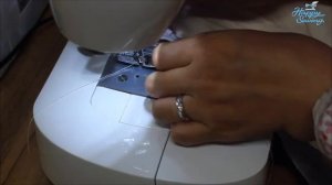 Как вшить потайную молнию и обработать горловину обтачкой