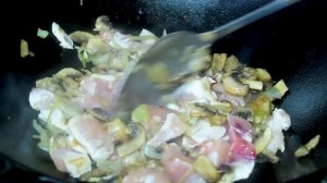 Брокколи рецепт приготовления. Брокколи с курицей и грибами в сметане