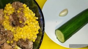 Салат с тунцом, свежим огурцом и кукурузой