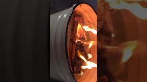 Корабль из картона загорелся и затонул.