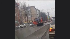 Во время движения по Советской провалился грузовик