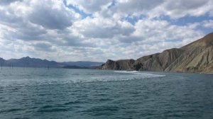 05.09.2022 – МИ занимается утренней йогой, тренирует кувырок. Катаемся на катамаране вдоль моря