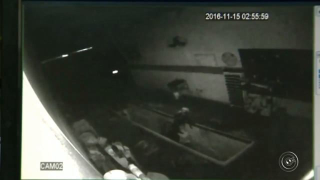 Грабитель залез в гараж и упал в яму, с отработанным маслом смотреть онлайн