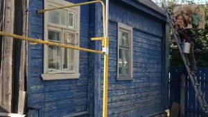 Перекрасил свой дом (дачу) в серый цвет. Покрасил в один слой.