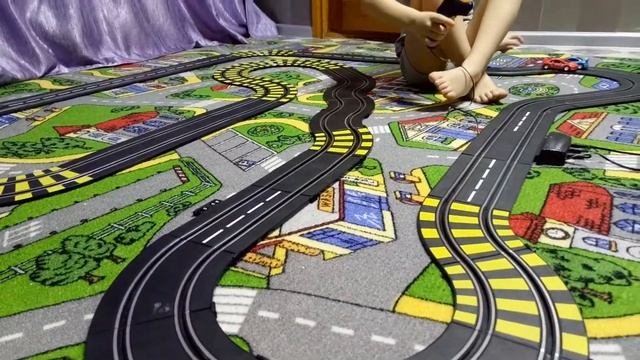 Видео для детей, параллельные гонки, гонки супер каров, тачки на треке смотреть онлайн