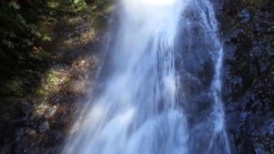 Водопад с пещеркой, в которой добывают золото.