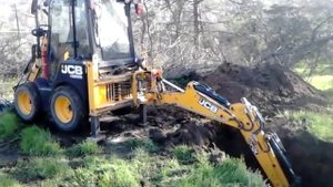 Мини экскаватор погрузчик JCB 1СХ копает котлован для прокола