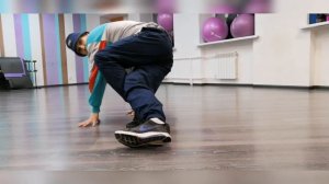 FOOTWORK:Piter pen (Break-Dance)