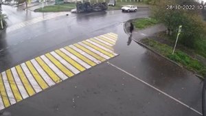 В Ростовской области автокран эффектно сбил легковую машину и перевернулся.