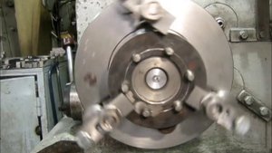 Нестандартный способ крепления детали в трехкулачковом патроне.