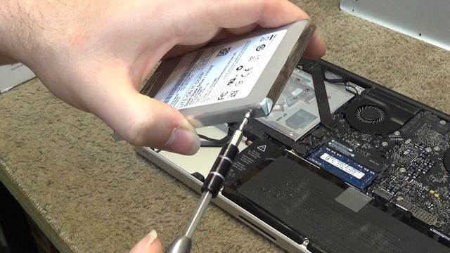 2011 15" MacBook Pro | Hard Drive Replacement and Fan Cleaning смотреть онлайн