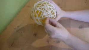 Как сделать новогодний шар из ниток своими руками?