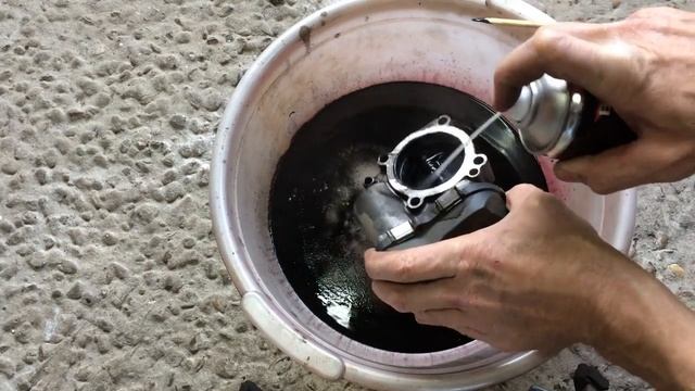 Чистим дроссельную заслонку BVY 2 0 FSI на Фольксваген Пассат B6 2007 года Volkswagen Passat B6