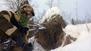 Постройка укрытия в тайге.