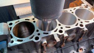Запчасти в работе: расточка цилиндров блока двигателя 4.7л бензин 2UZ-FE от Toyota и Lexus