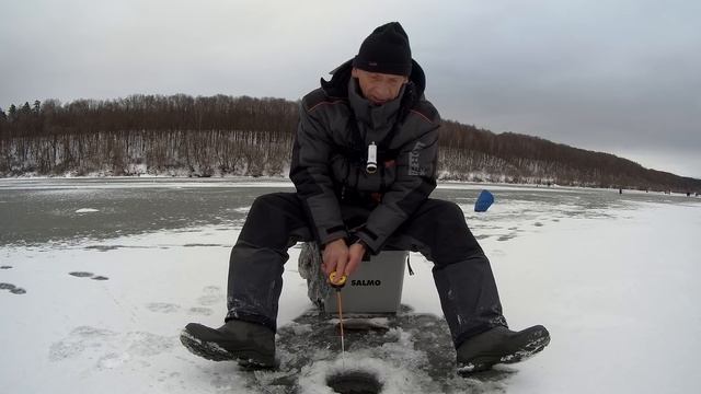 ЛЕСКА ЗВЕНИТ. СЕРДЦЕ ЗАМИРАЕТ. Рыбалка на ОКЕ перед морозами. Декабрь 2021.