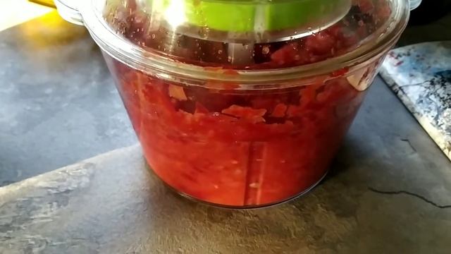 Не варю больше томат...Что может быть лучше свежих помидор и перца добавленных в борщ и не только?! смотреть онлайн