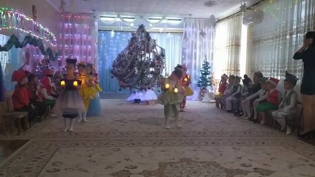 Шикарный танец со свечками на новогоднем утреннике (старшая группа) смотреть онлайн