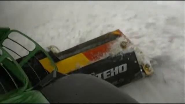 Трактор Jonh Deere с отвалами Арктик Машин смотреть онлайн