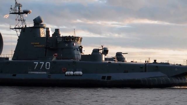 Малый десантный корабль на воздушной подушке "Евгений Кочешков" покидает акваторию "Ленэкспо"