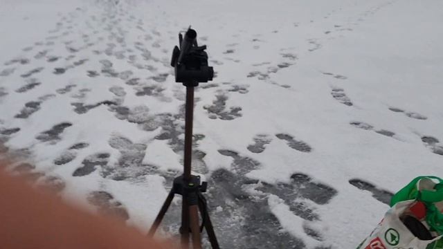ЗИМНЯЯ РЫБАЛКА С ПОДВОДНОЙ КАМЕРОЙ - опустили ее под воду и ОФИГЕЛИ СКОЛЬКО ТАМ РЫБЫ . смотреть онлайн
