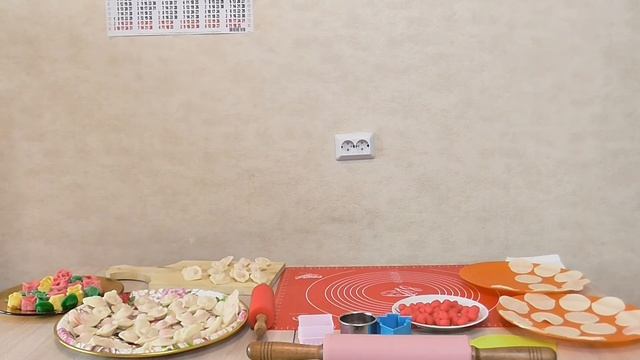18 06 22г  Тимофей Репников Лепит классические пельмени и рассказывает стих  У лукоморья дуб зелены