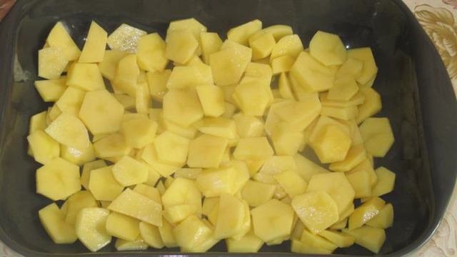 Картофельная запеканка с фаршем и спаржевой фасоль