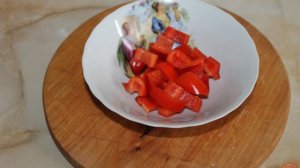 Салат из помидоров черри, болгарского перца и твердого сыра