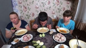 мукбанг борщ с салом