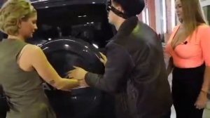 Виталий БАТЯ Орехов угадывает УАЗ на автомате, но… зачем-то щупает ведущих! // НА ОЩУПЬ