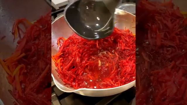 Борщ на кости говядины со свеклой, капустой, картошкой и морковкой смотреть онлайн