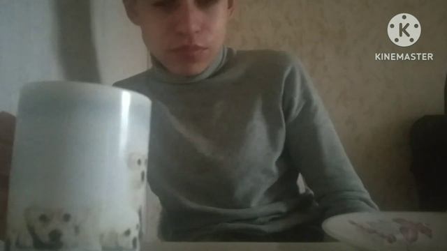 УТРЕННИЙ ЗАВТРАК БУТЕРБРОДЫ С КОЛБАСОЙ ОГУРЦОМ МАЙОНЕЗОМ КЕТЧУПОМ И БУТЕРБРОДЫ С РЫБНЫМИ ШПРОТАМИ.