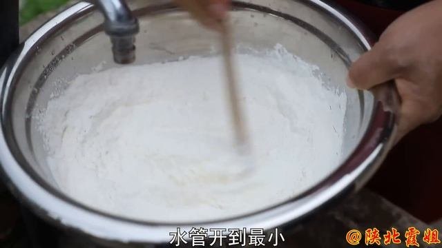 【陕北霞姐】老公醉酒躺床上起不来，霞姐做一盆热腾腾得西红柿鸡蛋拌汤来喝，暖心又暖胃！