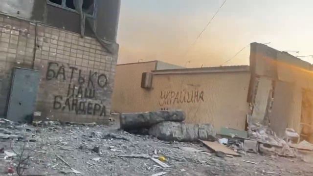 Мариуполь. Могилы в центре города возле подъездов. Ужас! +18