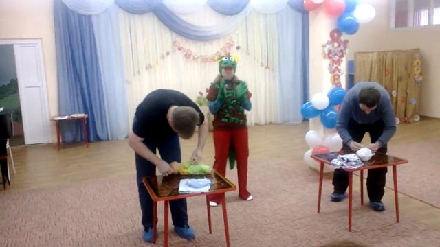 Как одевать новорожденного за 30 сек.  Учитесь!