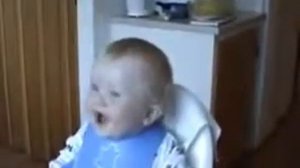 Малыш смеется над папой и мамой2014