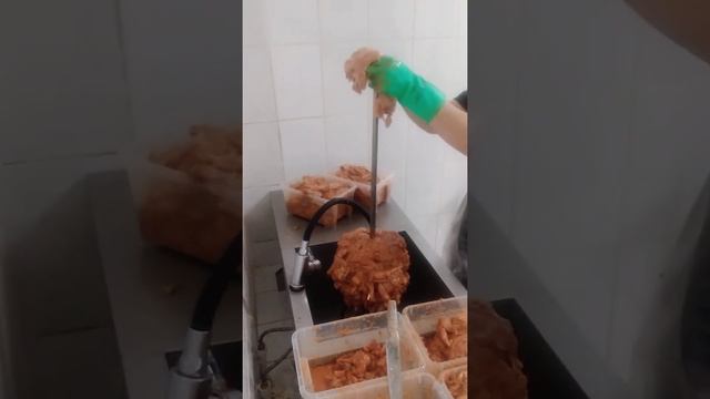 Как насадить мясо (куриное) на шампур! часть¹ How to put meat on a skewer! смотреть онлайн