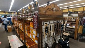 Магазин ковбойской одежды Cavender's. Выбираем ковбойские сапоги в подарок мне на день рождения.