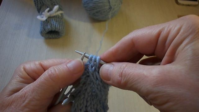Пинетки по кругу спицами, без шва.