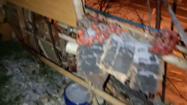 Как зимой согреть синиц и воробьёв. Противоголубинная кормушка. Воробьятники за окном. смотреть онлайн