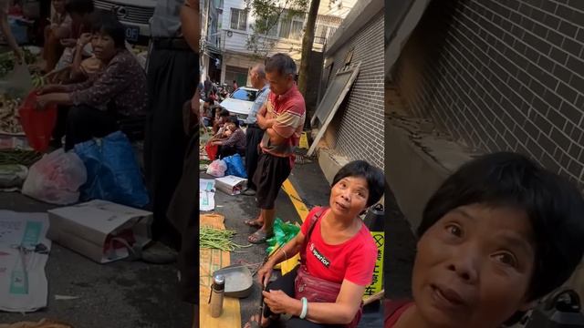 阿義上市集借5塊吃飯，好心大姊竟主動借錢給阿義，阿義反手花250買光大姊的菜！ 【阿義走鄉村】 смотреть онлайн