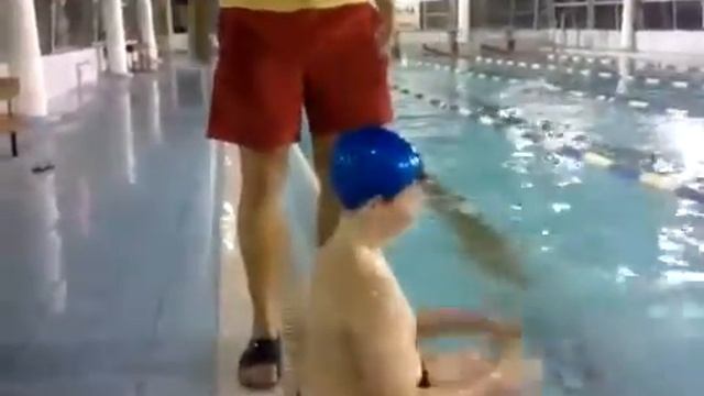 Как быстро надеть шапочку в бассейне)) смотреть онлайн