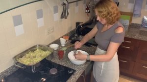 Солянка из капусты с мясом на сковороде.
